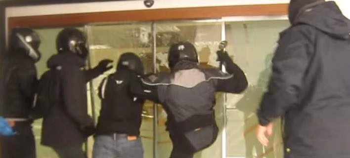 Ο Economist ξεσκεπάζει την Κυβέρνηση: «Ο Τσίπρας ανέχεται τις δραστηριότητες του Ρουβίκωνα» – «Βόμβα» και από τον Γ.Γ. Ειδικών Φρουρών